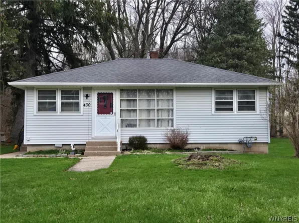 430 E Oak Orchard St, Medina, NY 14103