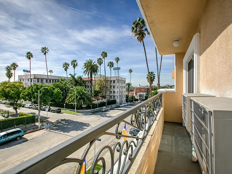 Ritz on 7th — Photo 7