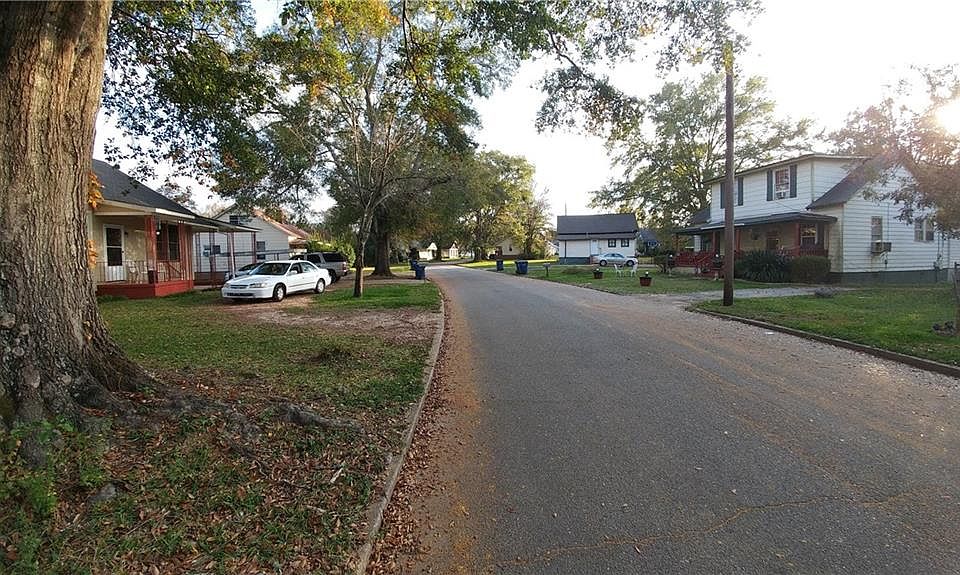 2nd image of 1015 E 3rd Ave
