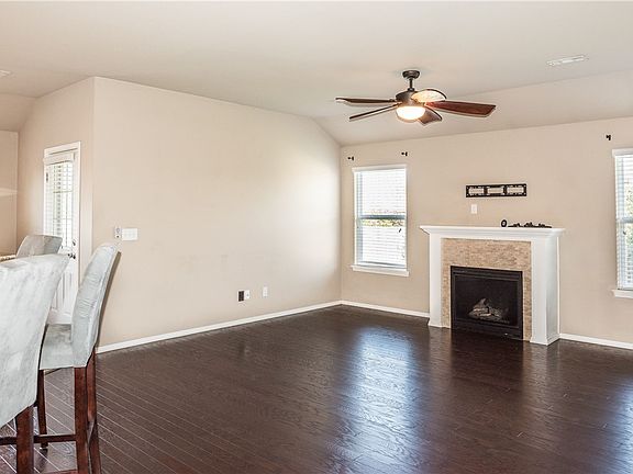 3rd image of 861 Meadowridge Ct