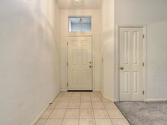 4th image of 2315 Holly Ct