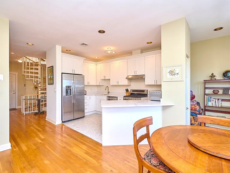 118 Trowbridge St #6 — Photo 5