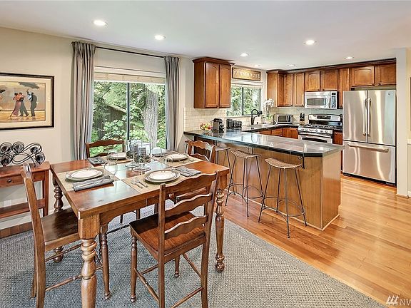 3rd image of 2131 W Beaver Lake Dr SE