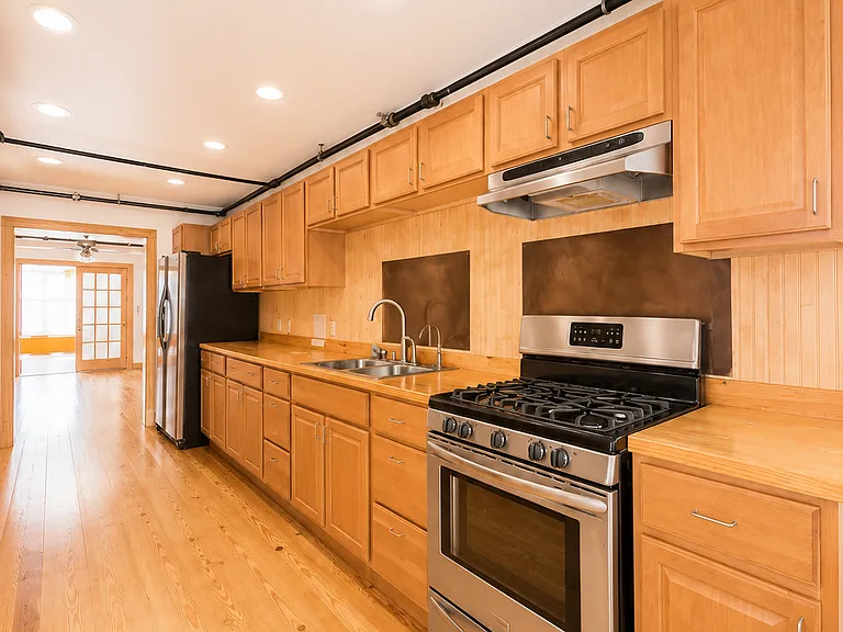 16 Livingston St #E — Photo 2