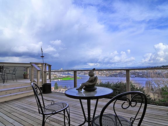 Expansive party deck