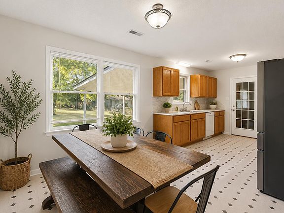 4th image of 204 Palmetto St