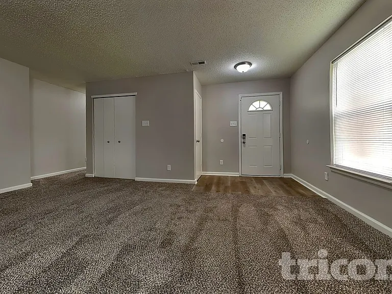 10428 Kensington Way — Photo 2
