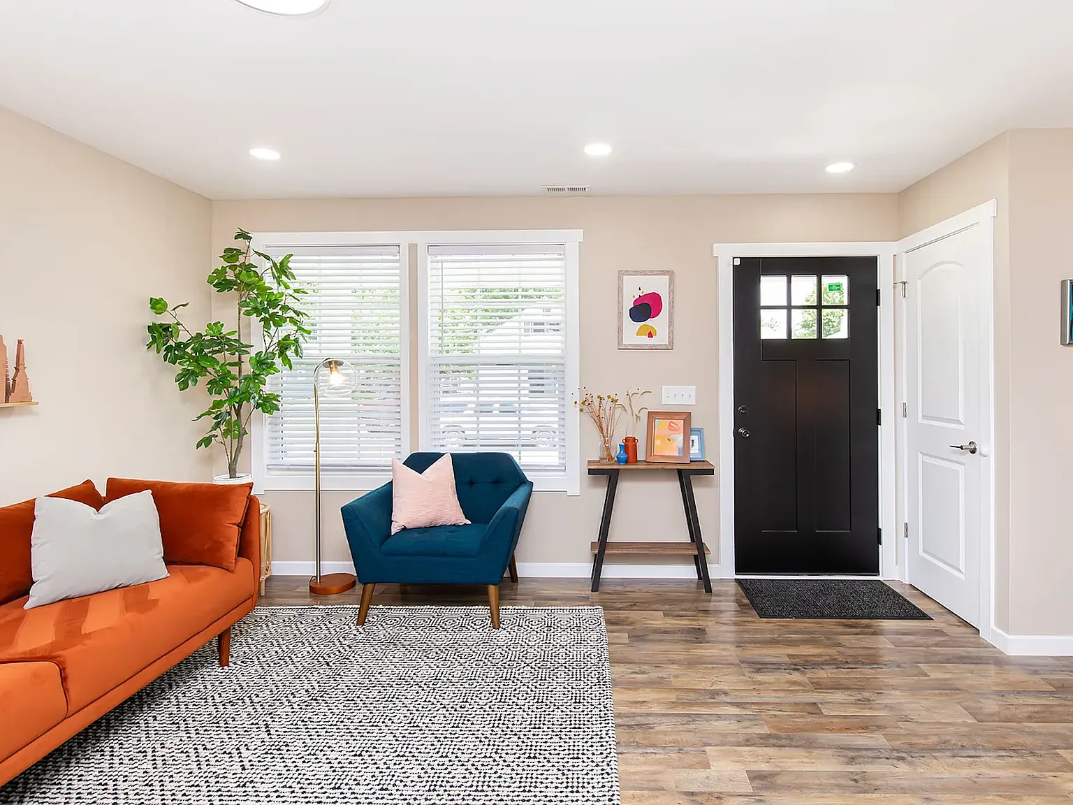 3 bed, 1067 sqft, $2,000 — Photo 3