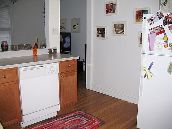 3rd image of 925 W Oakdale Ave APT 3E