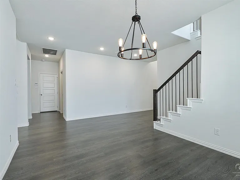 3011 Hobbs Ln — Photo 1