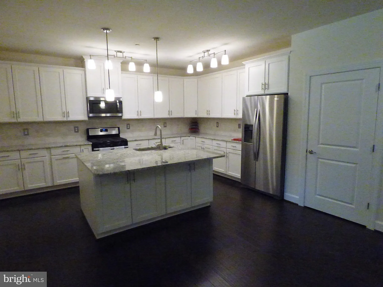 2 bed, 2.0 bath, 1484 sqft, $2,995 — Photo 2