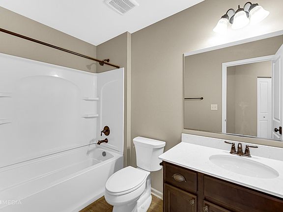 3rd image of 39 Birchdale Dr