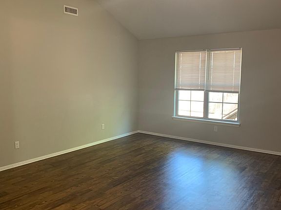 5th image of 101 Foxglove St