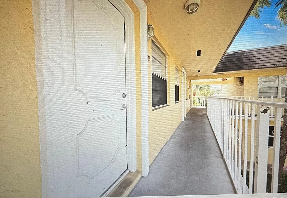 Building Photo - 5150 NE 6th Ave #130
