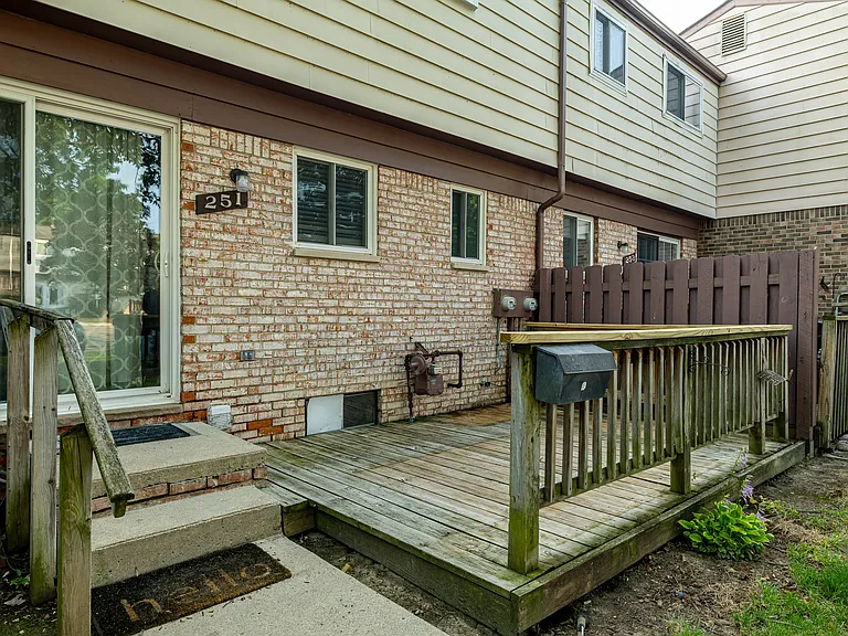 251 Sheffield Dr — Photo 3