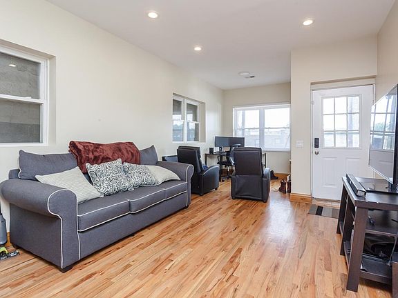 2nd image of 1111 W Belmont Ave #3A