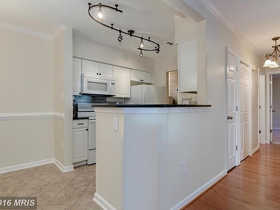 4th image of 6903 Victoria Dr Unit D
