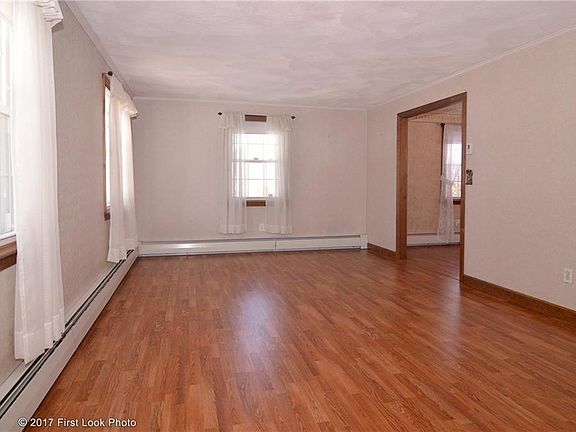 3rd image of 25 Glenwood Dr