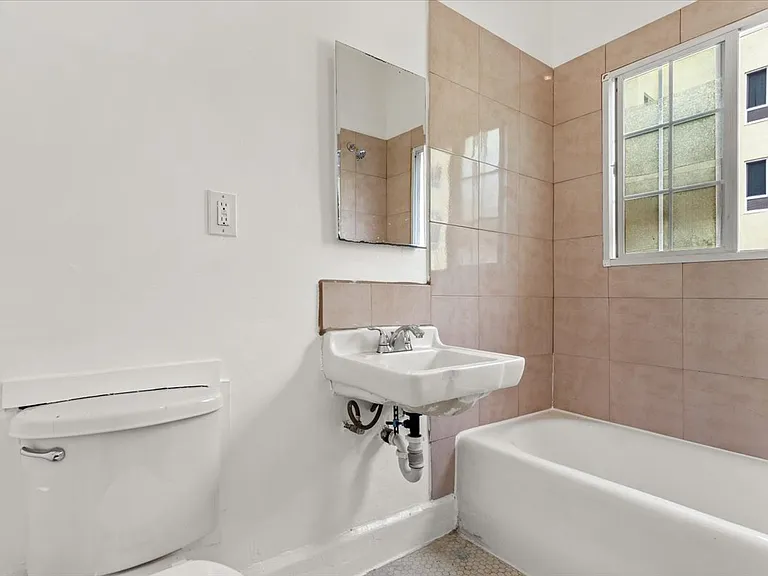 1511 W 4th St #23 — Photo 11