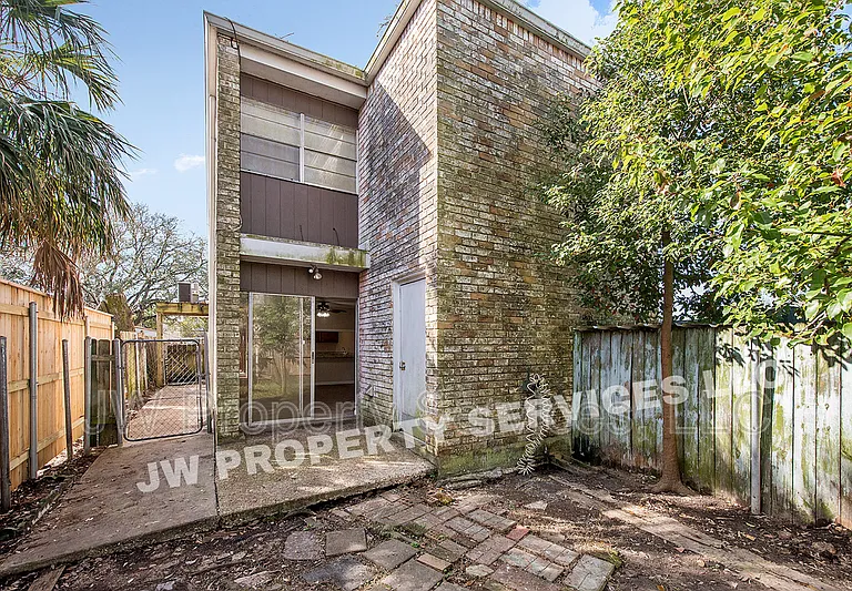 309 Lilac St — Photo 2