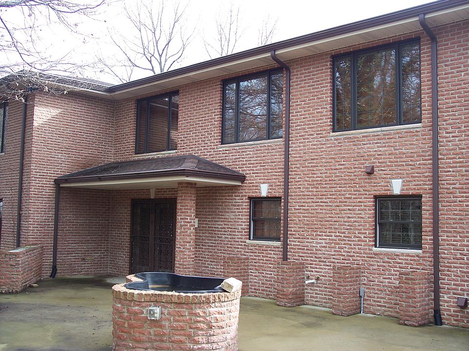 1st image of 410 N Pinecrest Ln