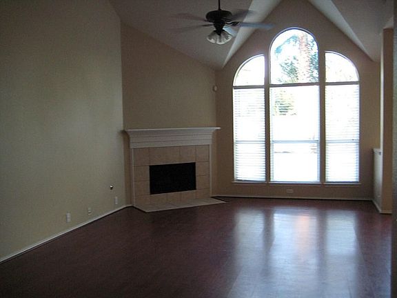 LARGE FAMILY ROOM WITH GAS FIRE PLACE, HIGH CEILINGS, FRESH NEW PAINT THRO OUT & LAMINATE WOOD FLOORING AND IS OPEN TO KITCHEN AREA!