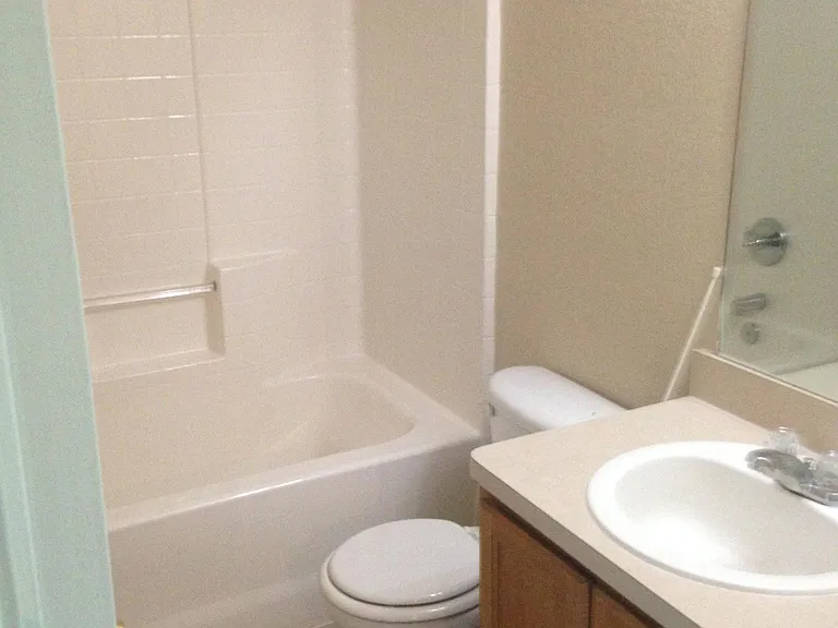 953 W Elm St — Photo 7
