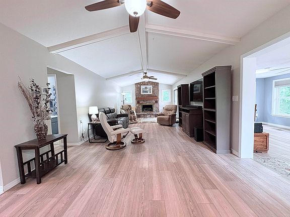 3rd image of 300 Victoria Dr