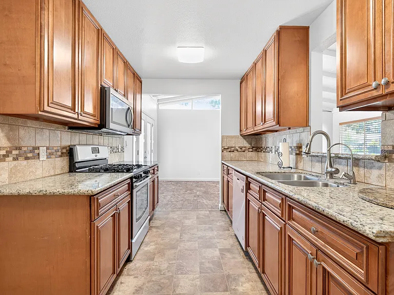 2203 Del Rio Dr — Photo 24