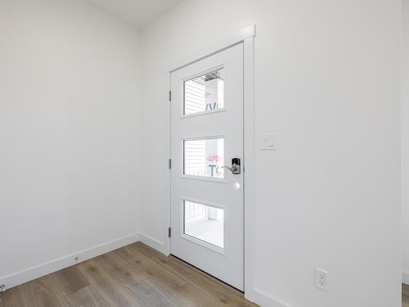 5th image of 610 Ashgrove Cir