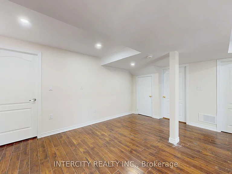 392 Derrydale Dr #LOWER — Photo 15