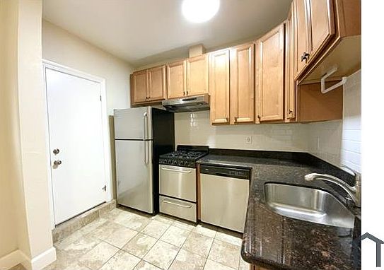 5th image of 1109 Elm St #1