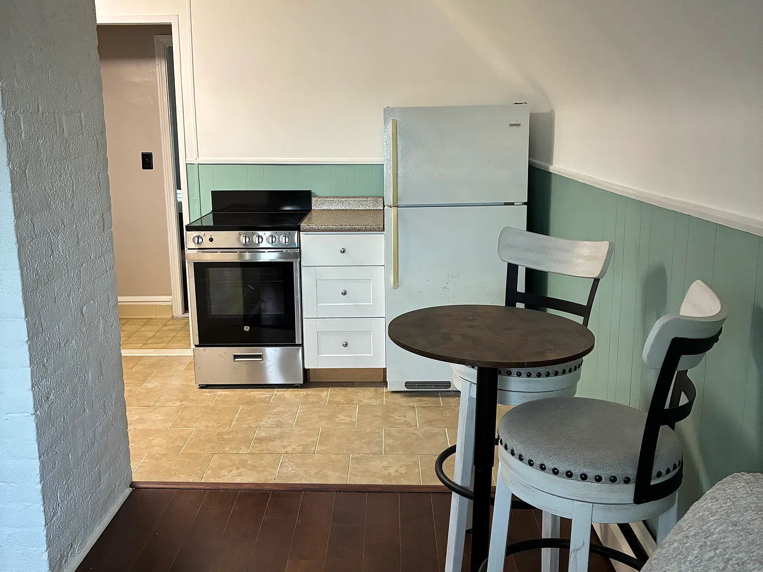 1 bed, 858 sqft, $1,300 — Photo 3