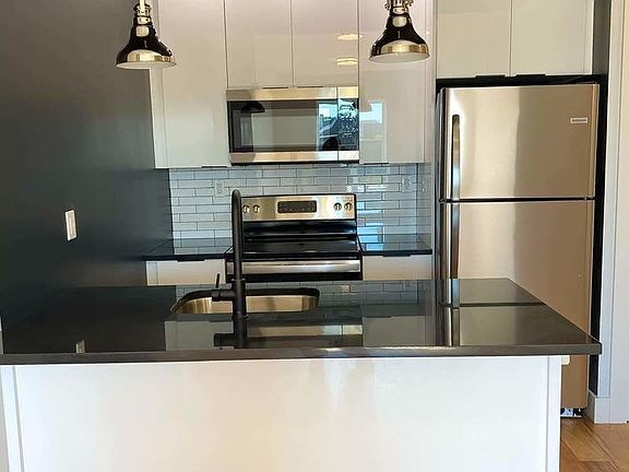 3rd image of 494 Jackson Ave #3BB