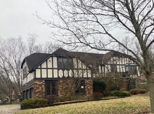 6868 Creekwood Ln, Mayfield, OH 44143