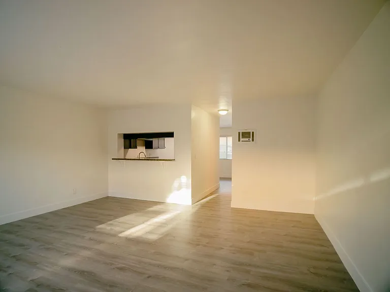 Parkway Plaza Apartments — Photo 33