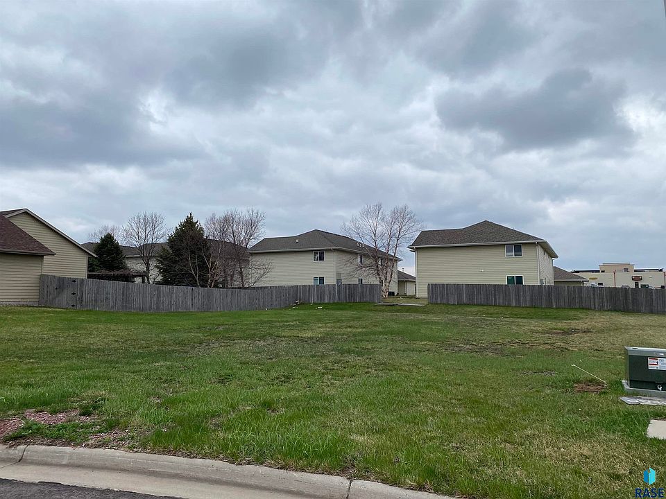 2nd image of 917 N Snowberry Ave