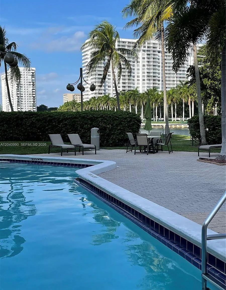 Biscayne Cove Condominium — Photo 3