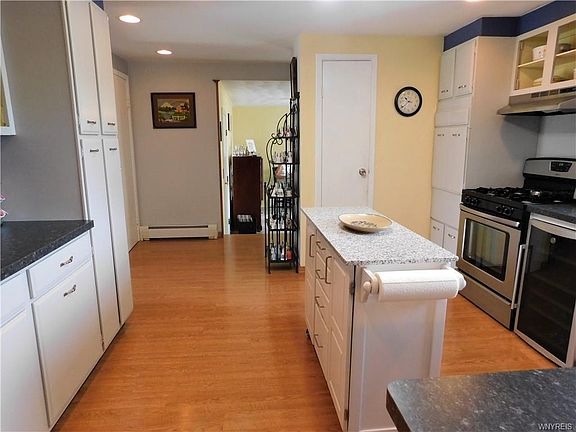 5th image of 21 Briarwood Dr