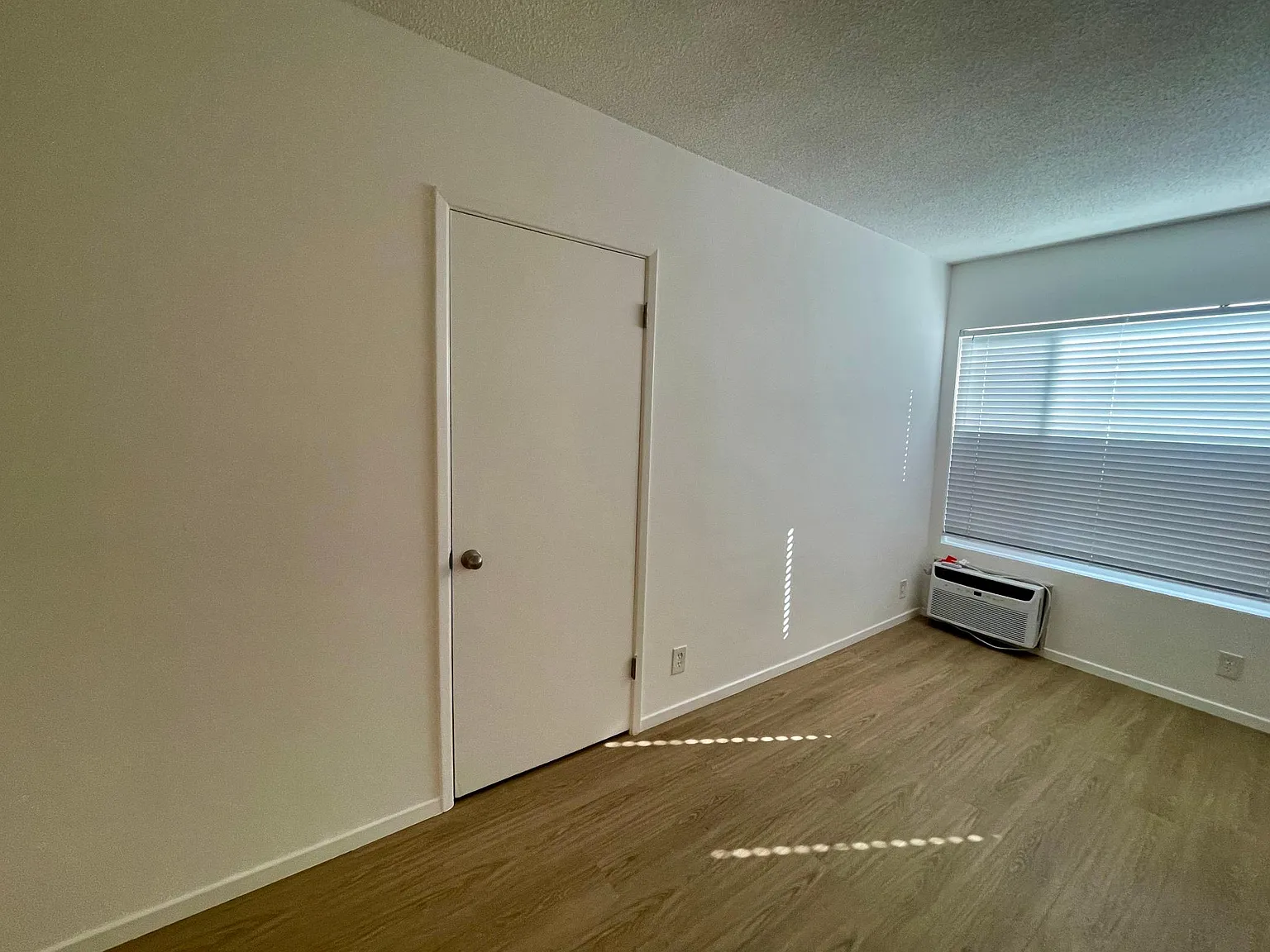 1029 N Hayworth Ave — Photo 4