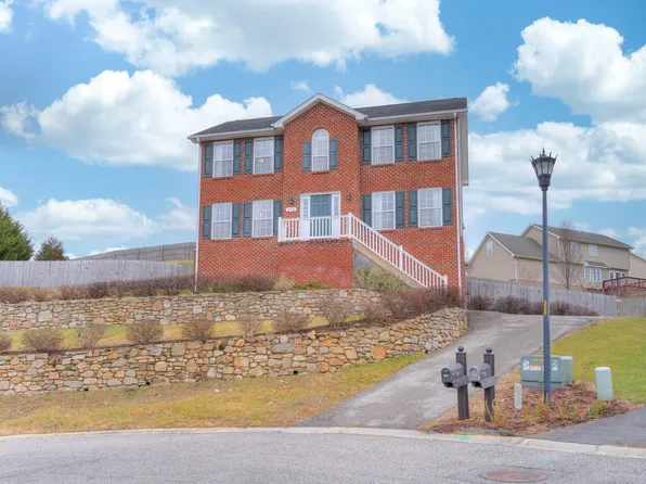 475 Majestic Dr NW, Christiansburg, VA 24073
