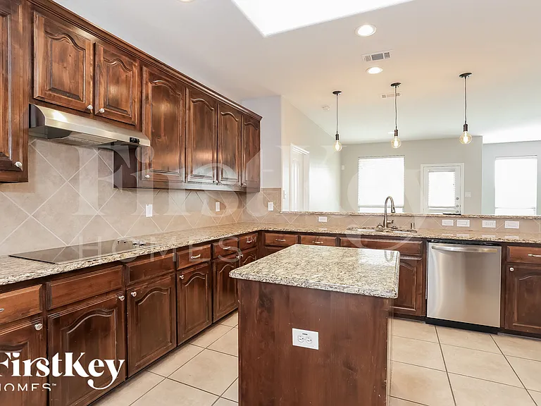600 W Bend Blvd — Photo 5