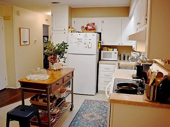 5th image of 28944-104 Hubbard St