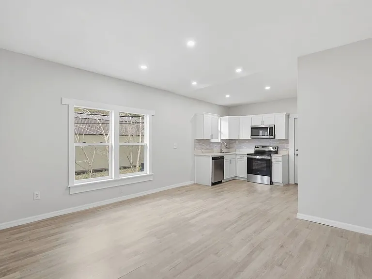 727 Wood St — Photo 4