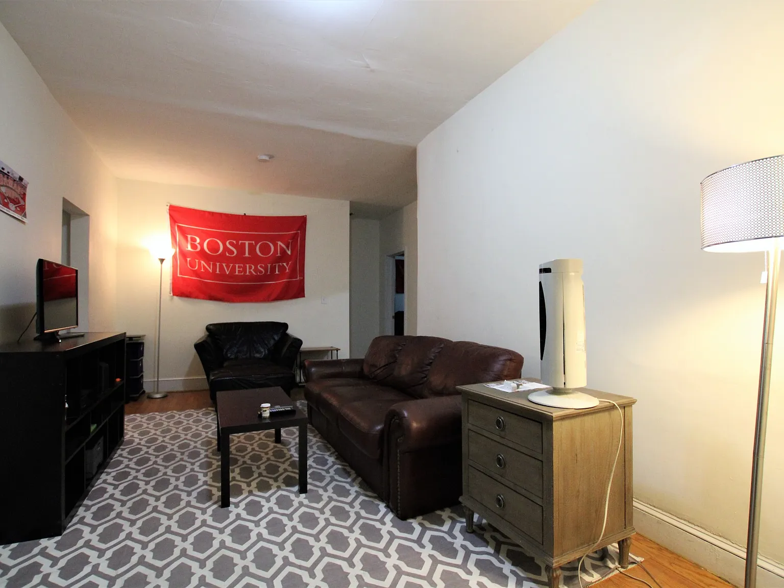 4 bed, 1025 sqft, $5,950 — Photo 2