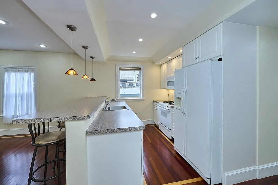 3 bed, 1.0 bath, 1100 sqft, $3,000 — Photo 4