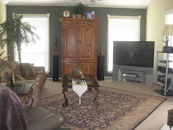 4th image of 404 Stoneleigh Cir