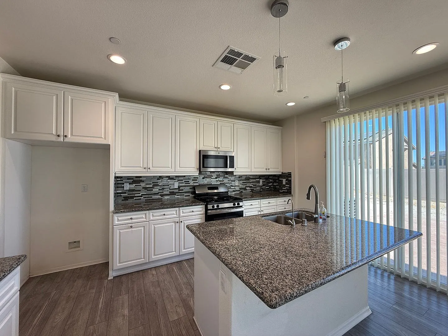 Palmdale 5 Bedrooms + 3.5 Bathroooms — Photo 3