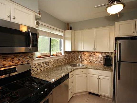 4th image of 469 Country Club Ln