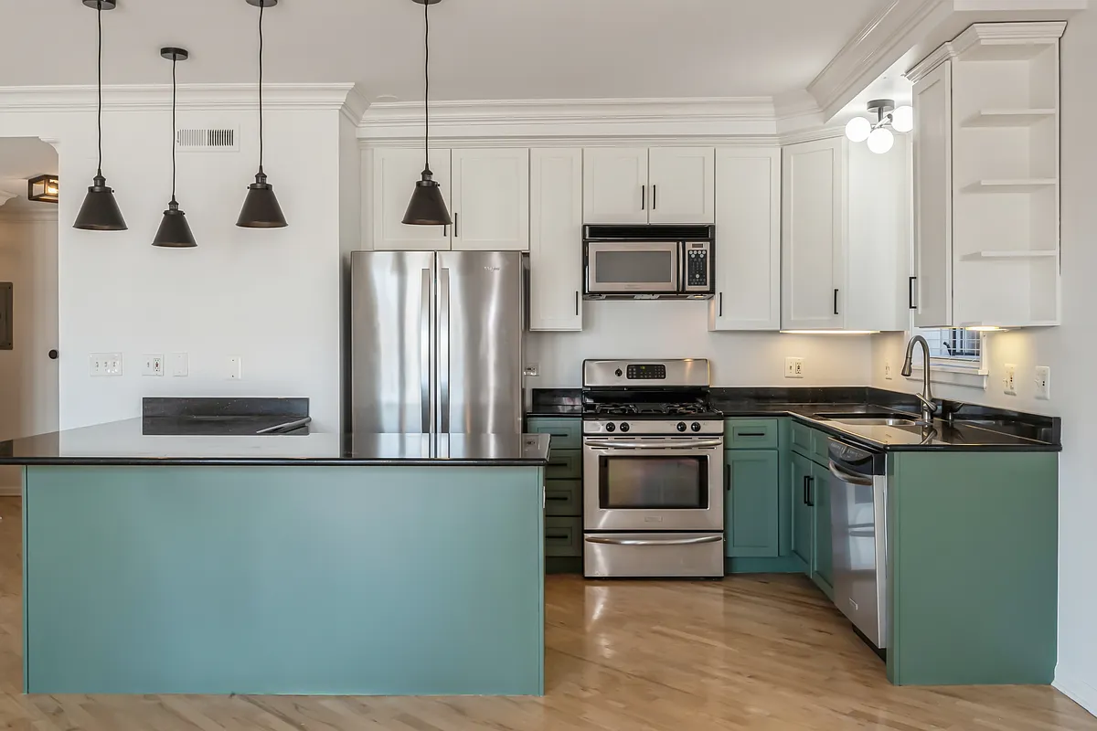 Kitchen - 815 N Marshfield Ave #403